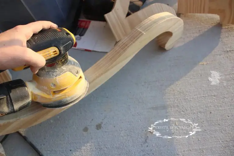 Sander sanding wood