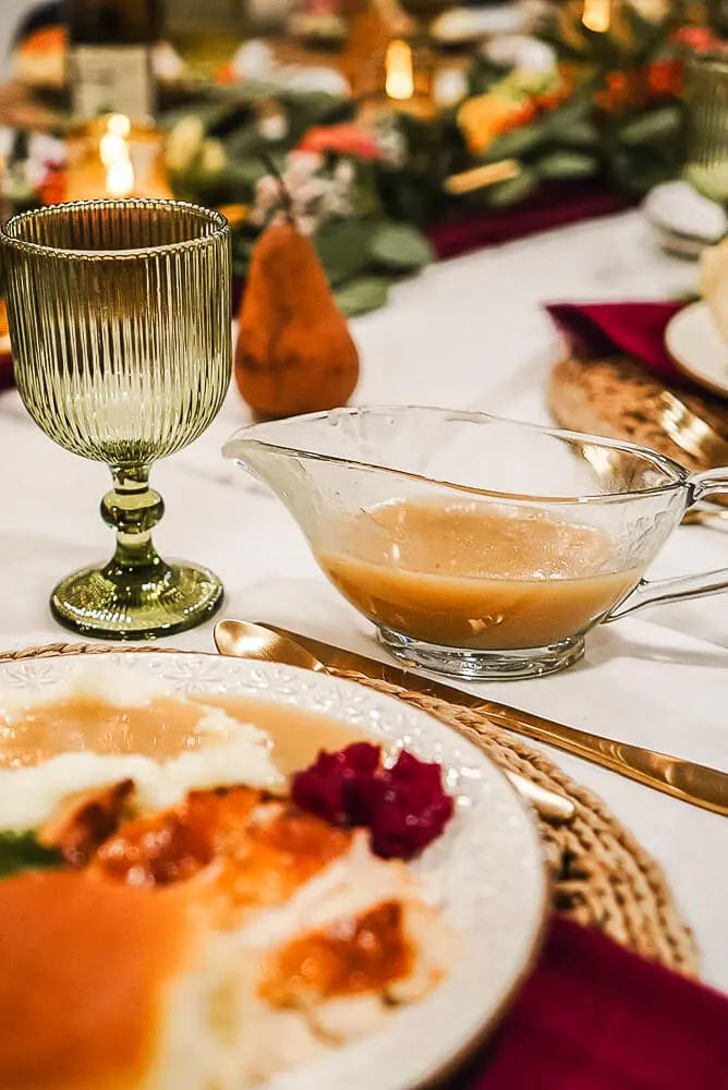 Thanksgiving turkey gravy