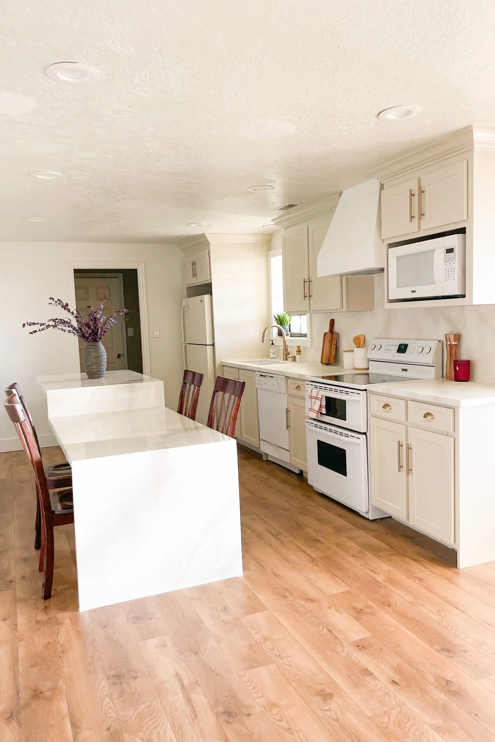Using refurbished kitchen cabinets in a DIY kitchen remodel.