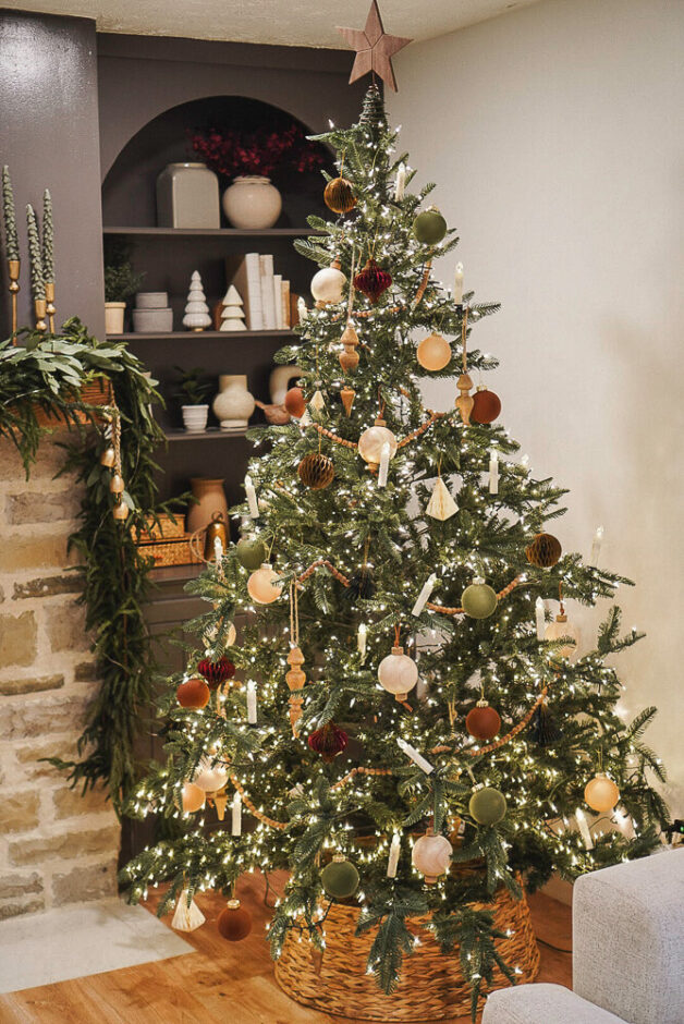 how to diy christmas tree with candlelights and wood garland