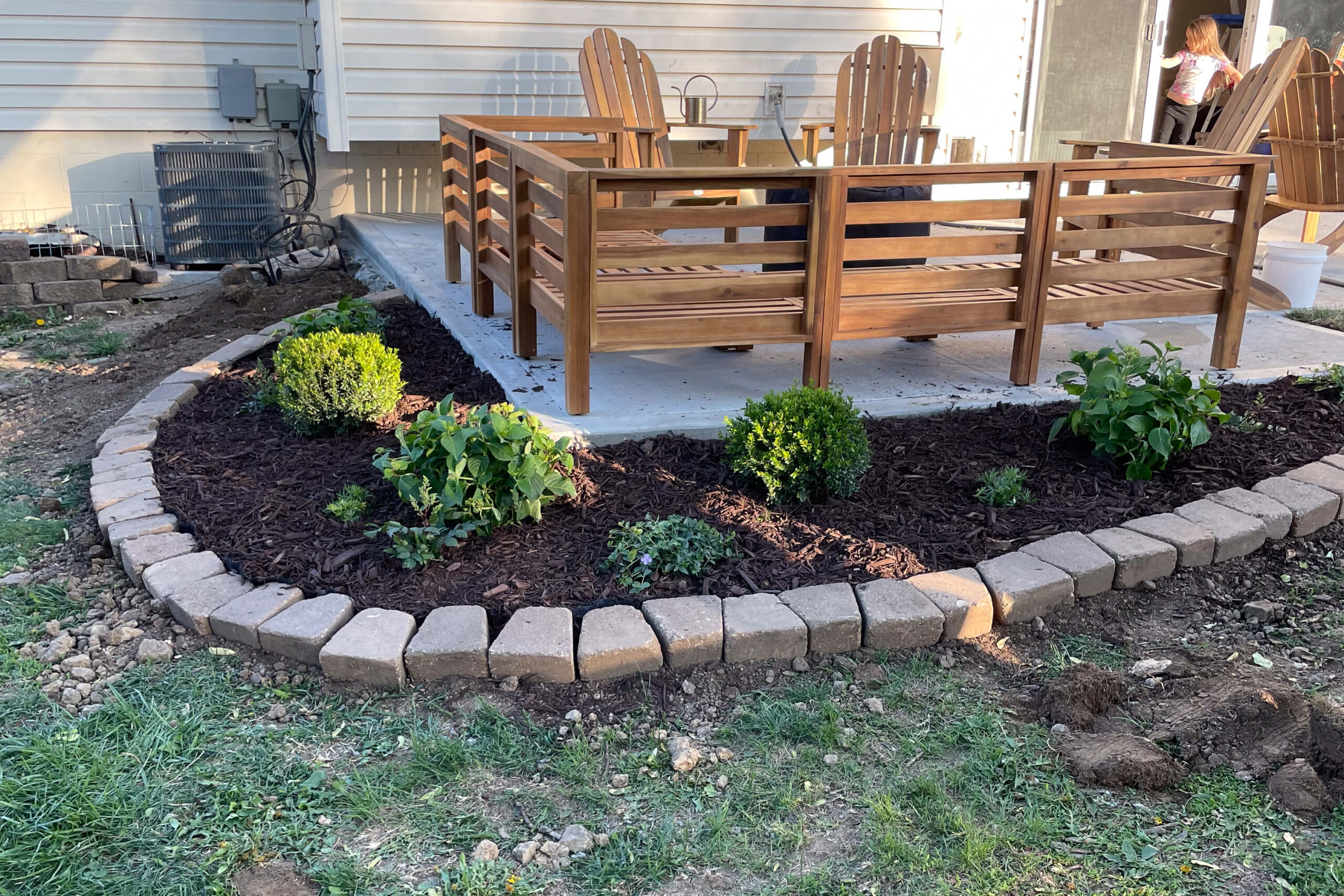 Finished flower bed after adding mulch.