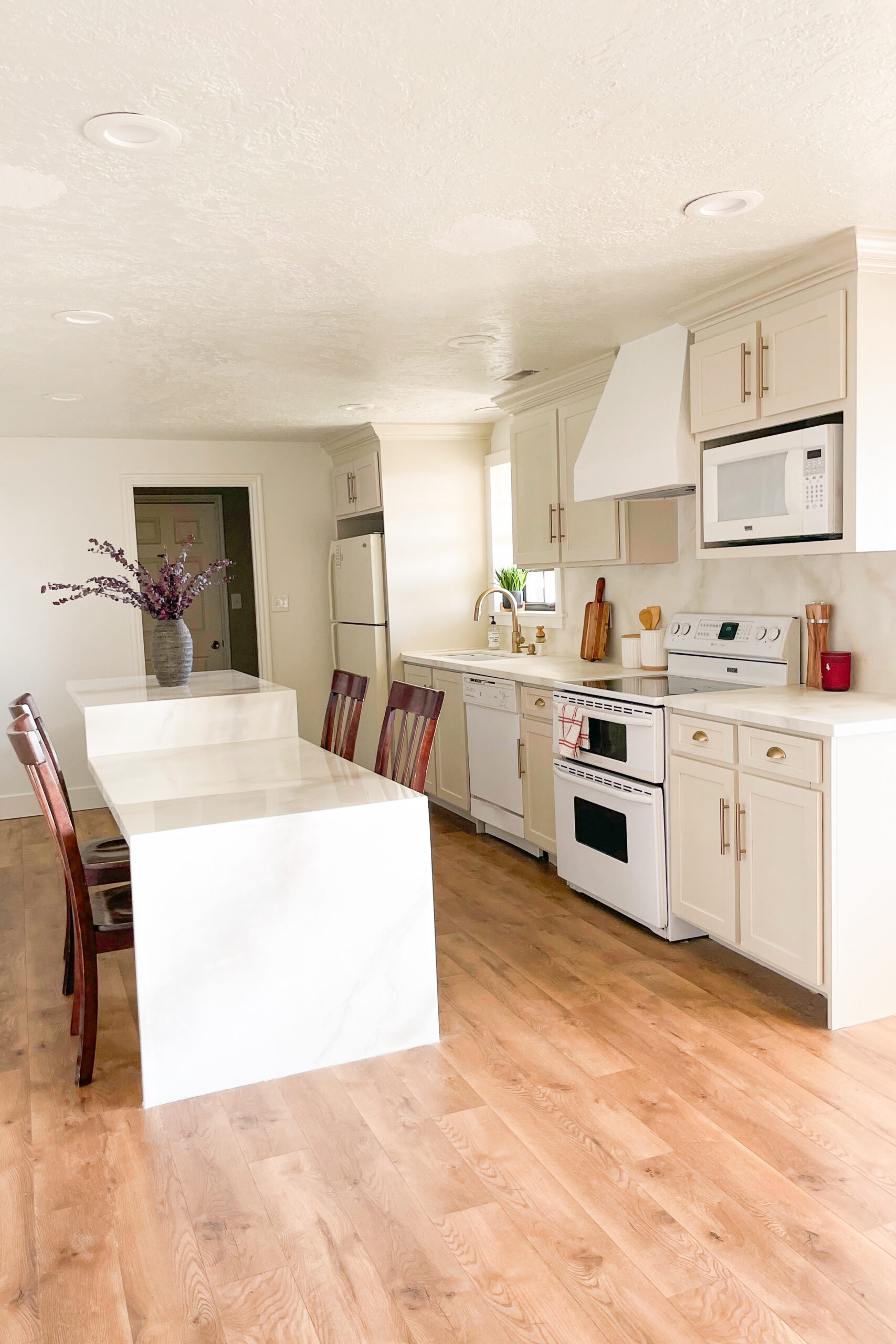 Using refurbished kitchen cabinets in a DIY kitchen remodel.