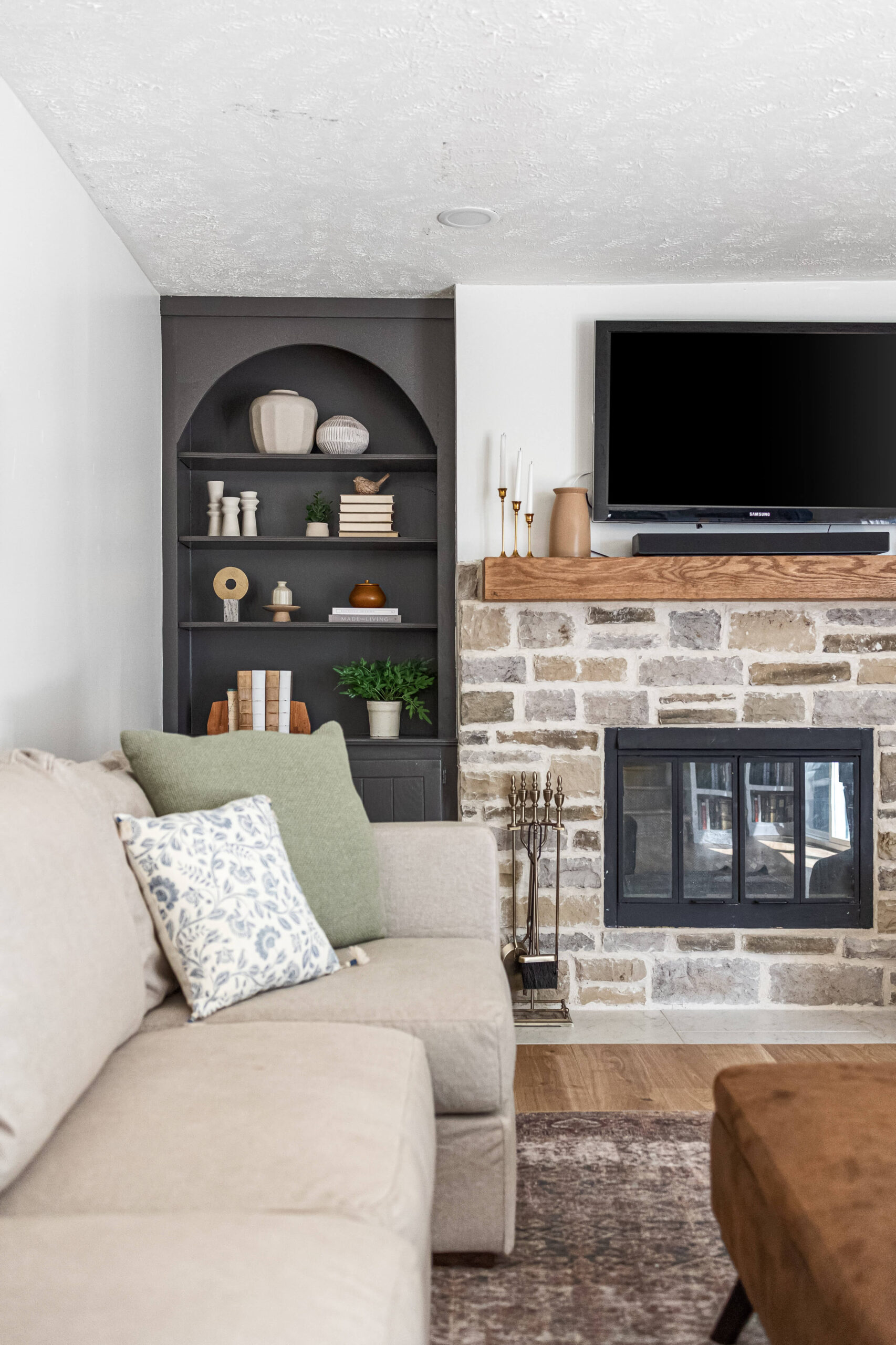 Gorgeous living room built-in shelves that have been updated and painted.