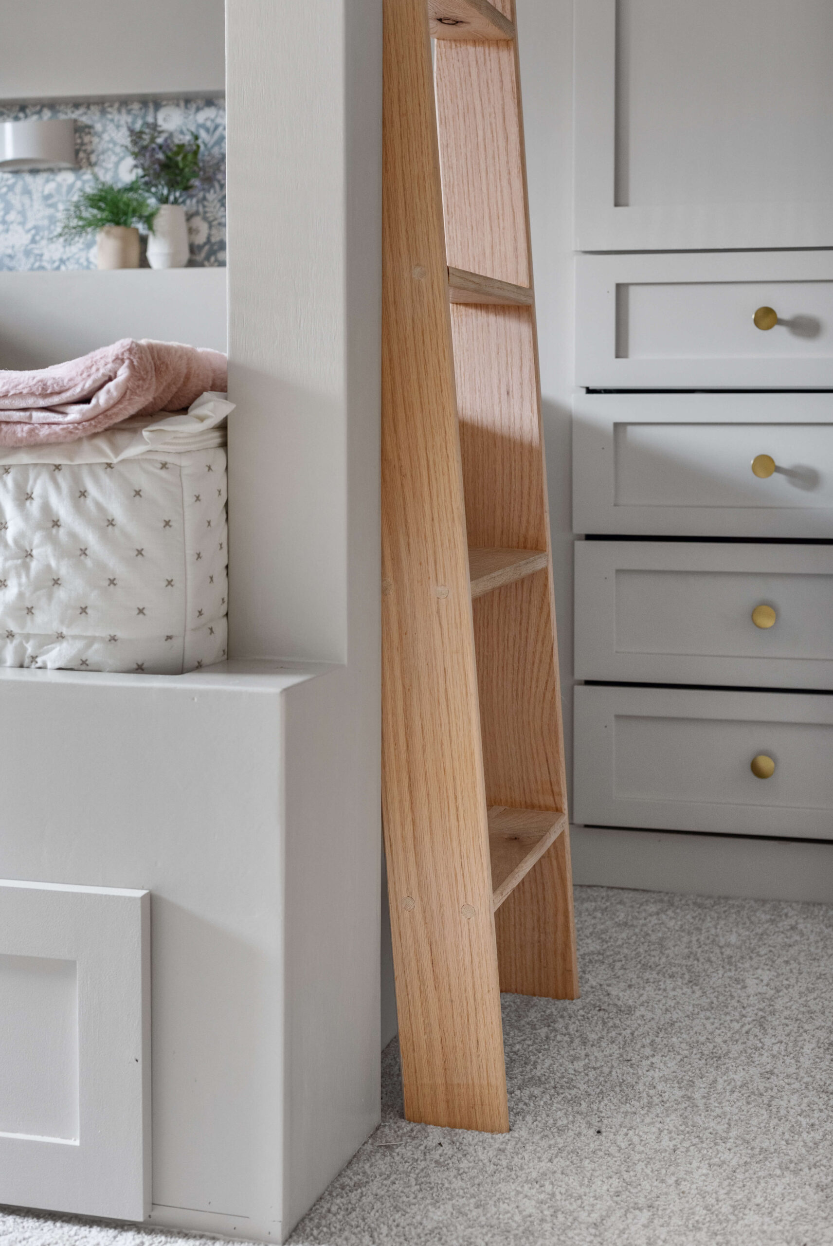 Gorgeous, DIY ladder for bunk beds.