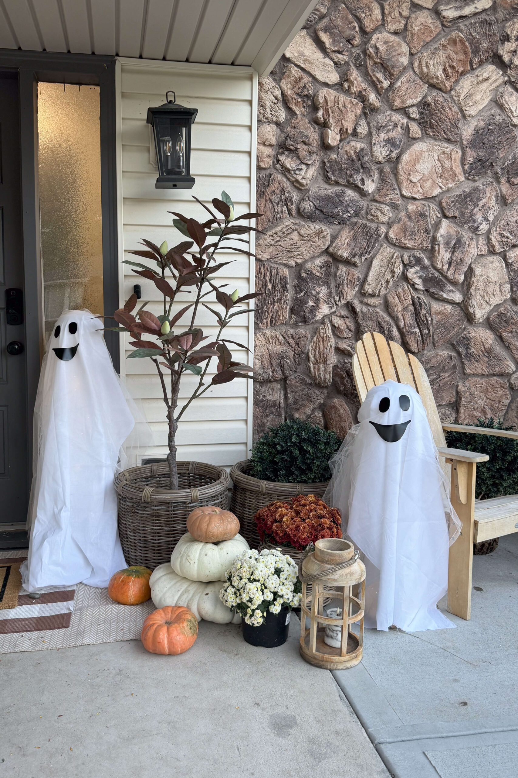 Decorating my front porch for Halloween with DIY crafty ghosts. 