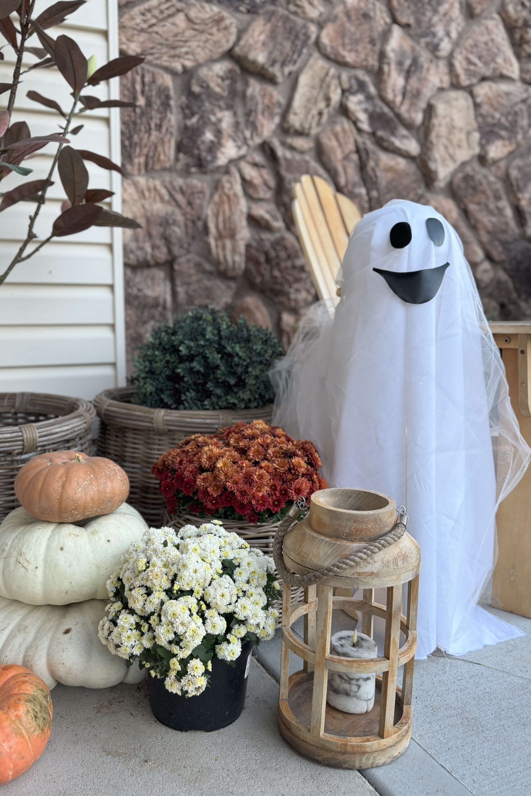 My DIY Halloween porch decor features these ghosts.